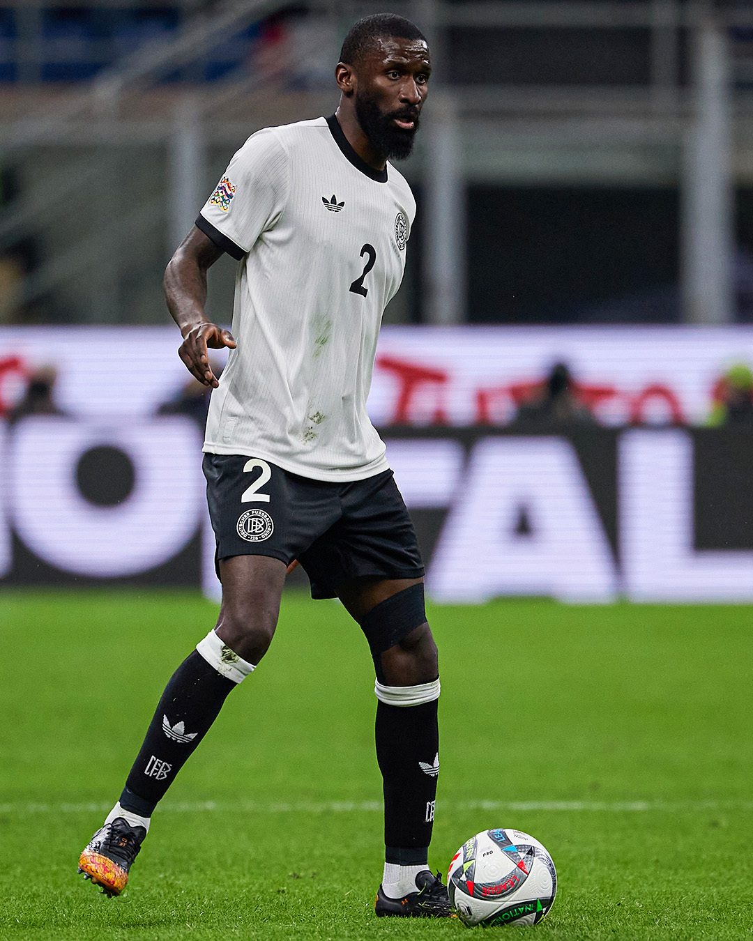 赛地聚焦：欧联冲刺阶段热度飙升，波特兰开拓者绝杀压哨，气氛紧张，更衣室氛围转暖(谢泼德在火箭试训表现惊艳)